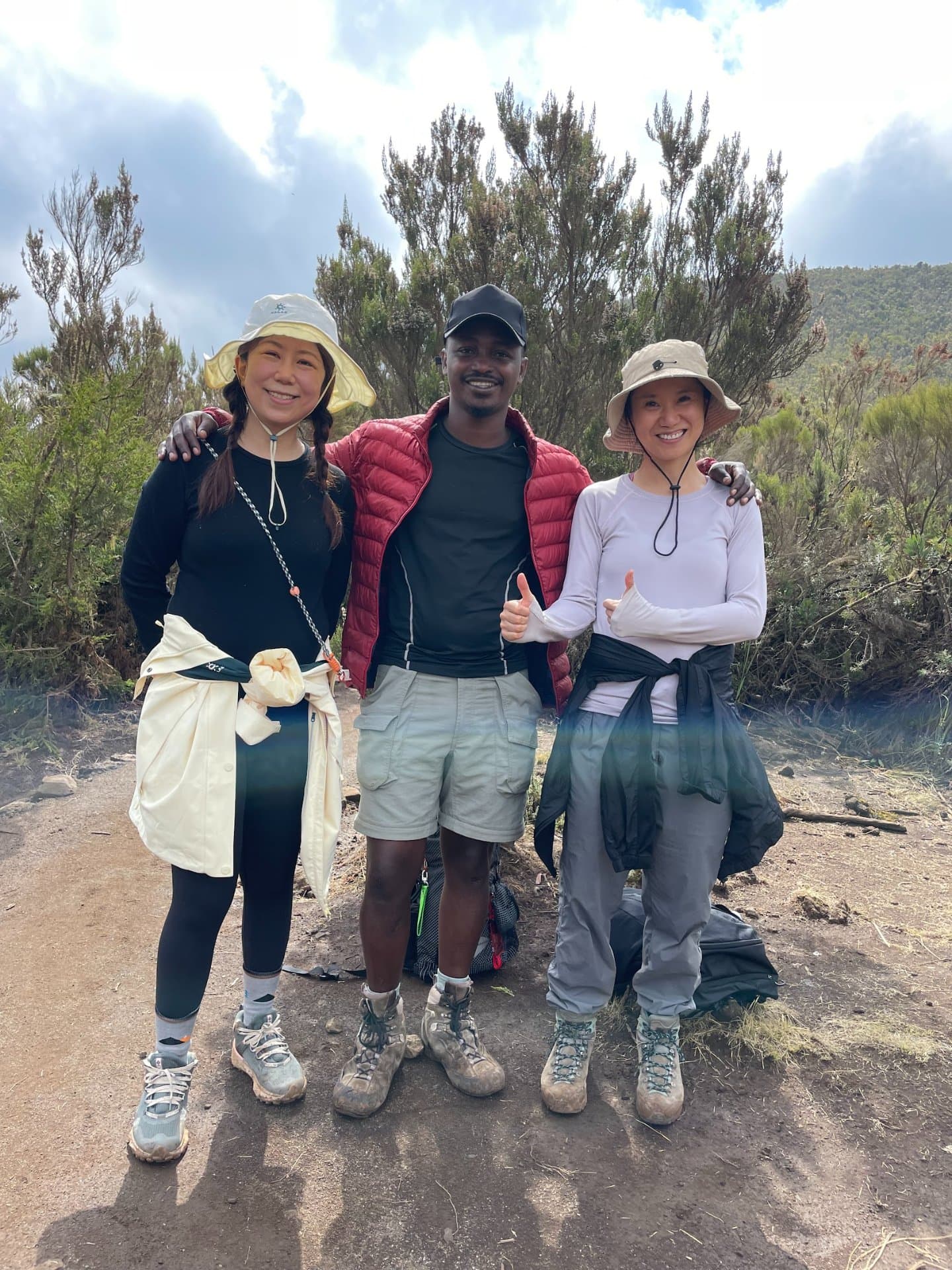 Fundador de Climb2Kili Adventures de pie con clientes en el Monte Kilimanjaro