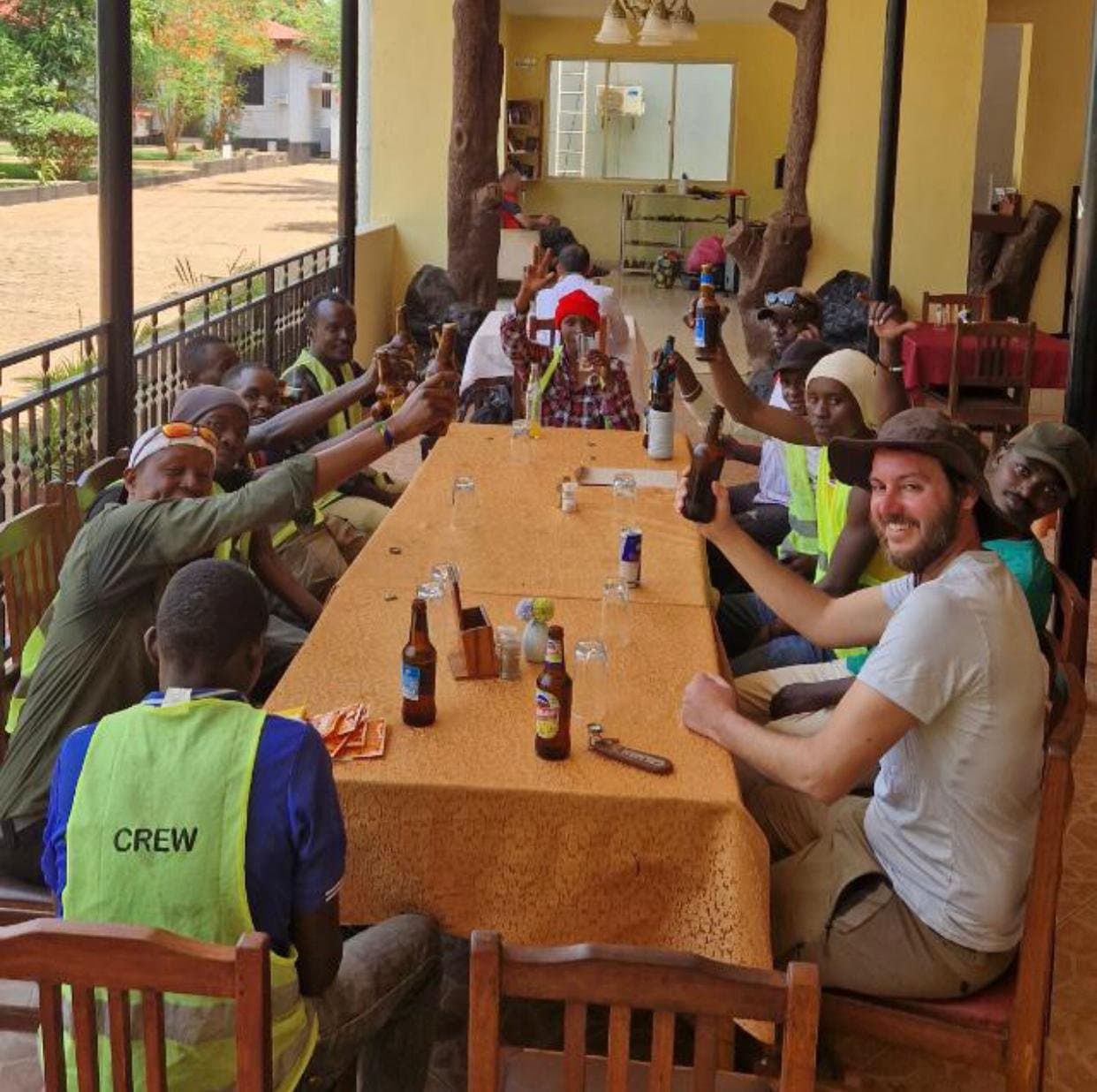 Guías, porteros, chefs y equipo de apoyo preparando una expedición Kilimanjaro en Moshi